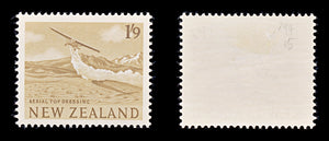 8293: New Zealand SG794 1'9s Bistre brown 1960 Sc#346 Mi405 Mint MLH C£15