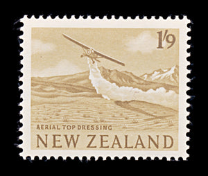 8293: New Zealand SG794 1'9s Bistre brown 1960 Sc#346 Mi405 Mint MLH C£15
